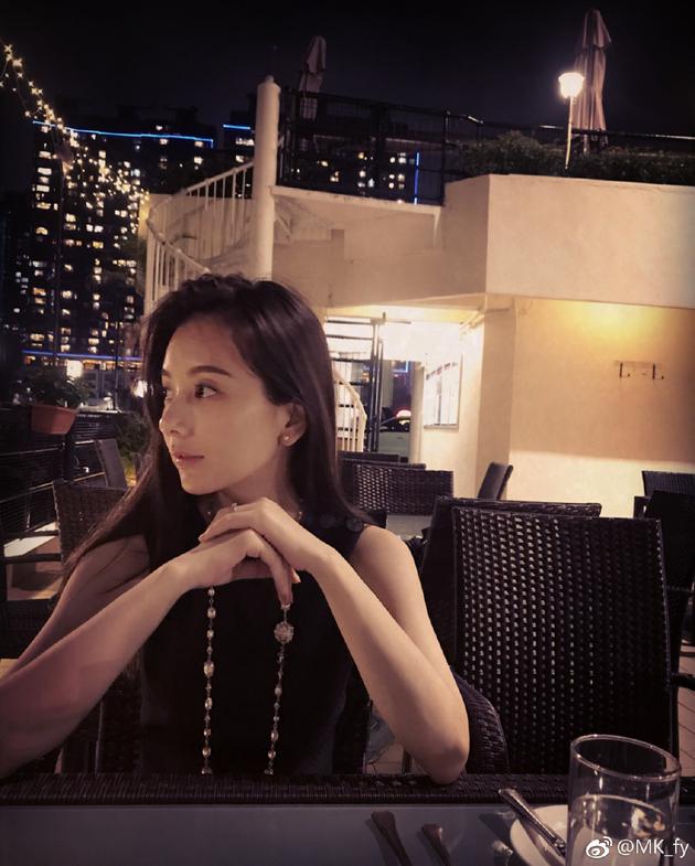 "照片中,方媛侧颜出镜,一袭黑裙淑女气质十足,略施粉黛的她眉目清秀