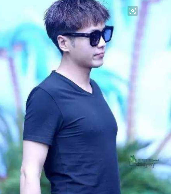 明星身体尴尬部位:胡歌的腿毛,张若昀的胸肌,杨烁的酒窝,她有"四个胸"