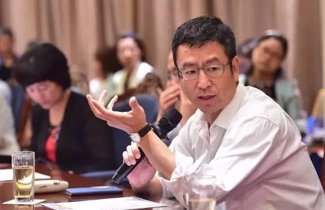 50岁白岩松近照曝光,妻子陪伴走出抑郁,20岁儿子是他