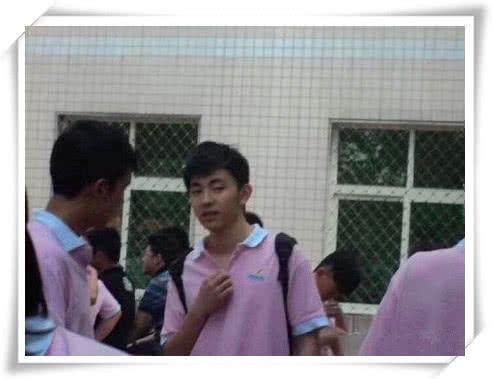 邓伦高中时期的旧照片,穿起校服也这么好看