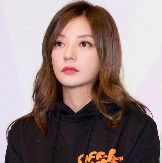 赵薇的无ps原图又流了出来,话说都是一个岁数的,她为啥这么显老