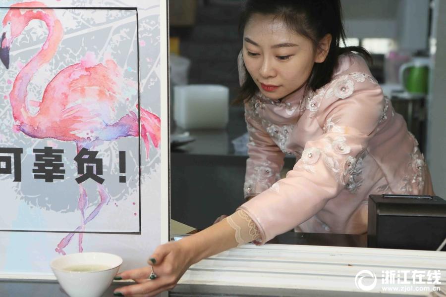 2017年,她小店的营业额达到了120万元.图为陈金敏在工作.