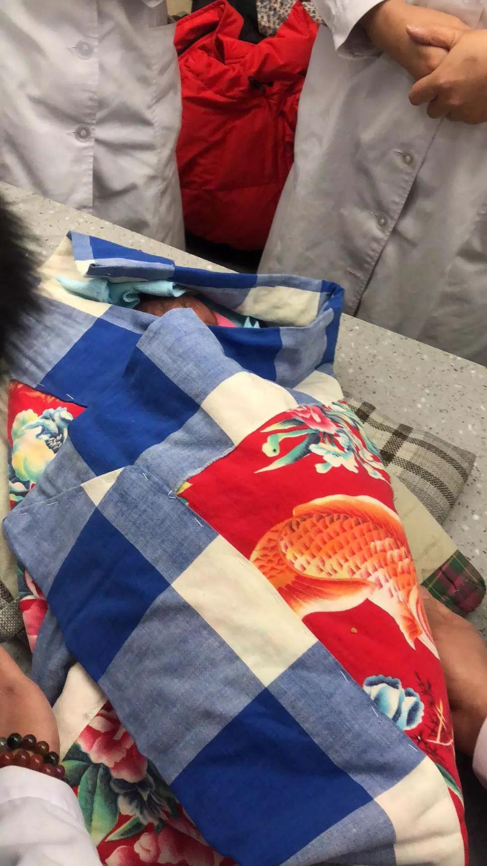 狠心!哈尔滨一早产婴儿元宵节被遗弃垃圾桶旁图片