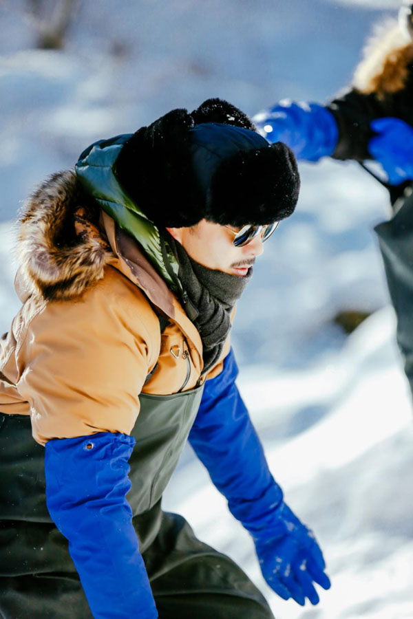 《野生厨房》汪涵雪地摆"撩人"姿势 左手写字现场作诗