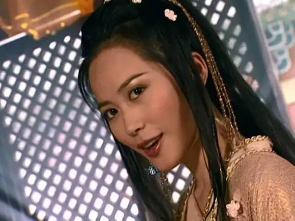 46岁俞飞鸿被粉丝狂拍照,无修图的惊鸿仙子依旧可以美
