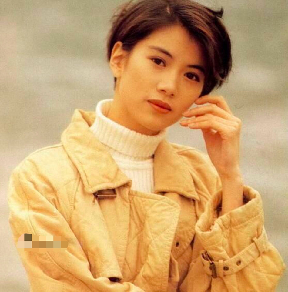 早期照片,浓浓的港风照中,袁咏仪五官灵动,清纯,网友评论