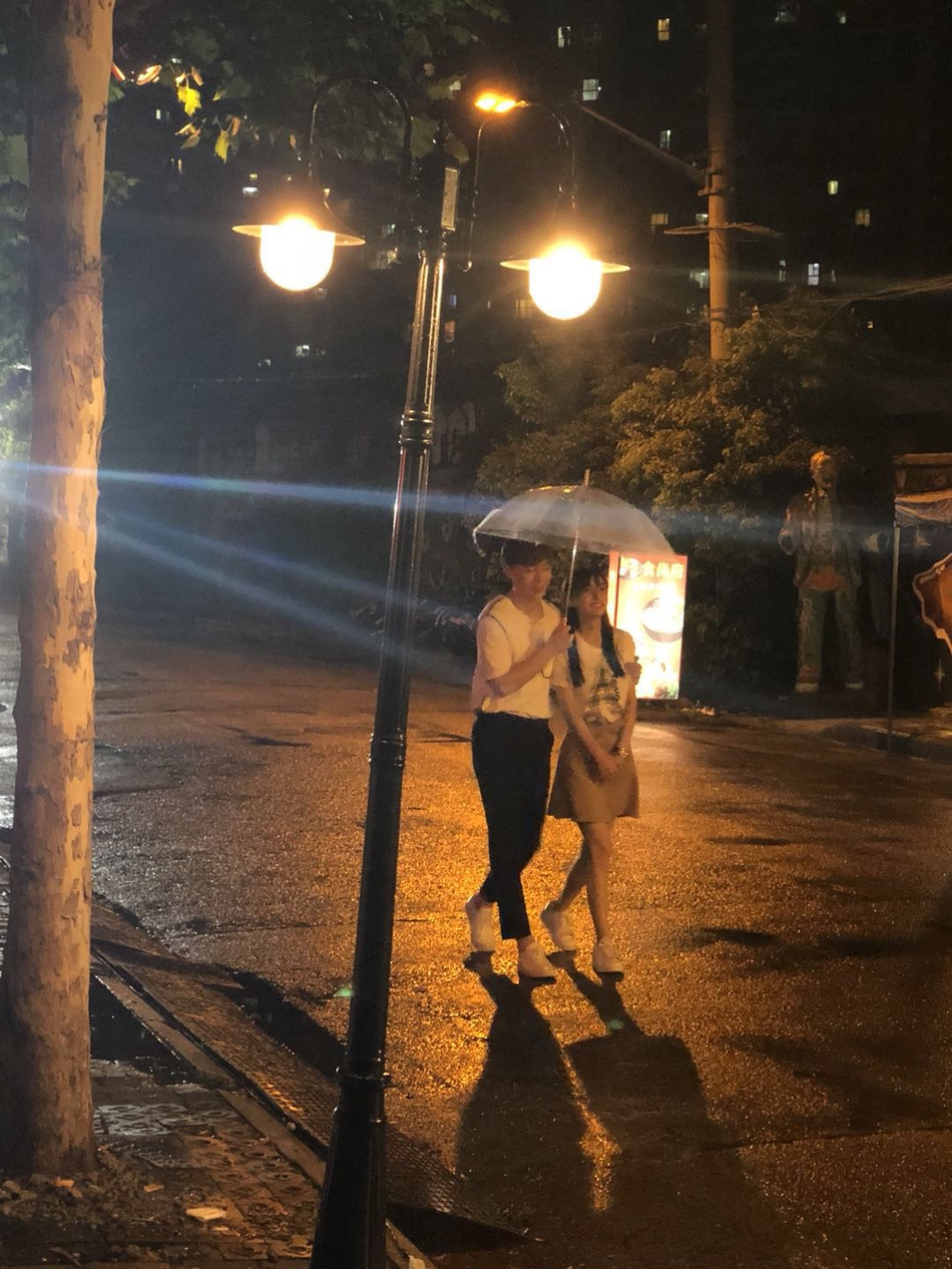 组图:偶遇baby邓伦雨中拍新戏 同执一把伞亲密相拥