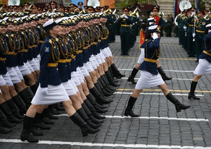 俄罗斯女兵部队亮相红场 英姿飒爽笑容自信(组图)
