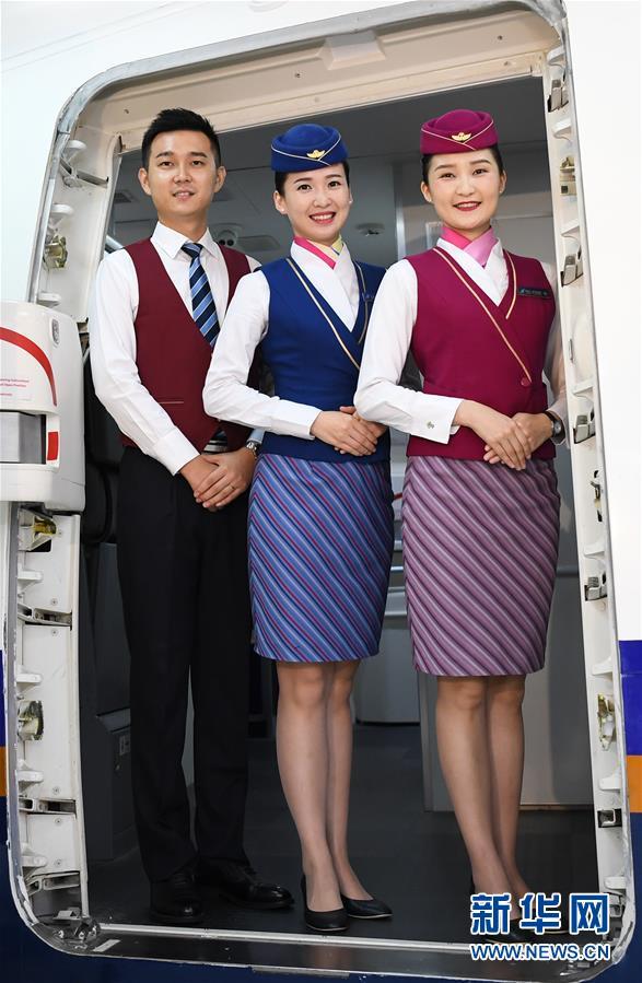 中国南方航空公众开放日活动上的空乘制服年代秀(9月26日摄).
