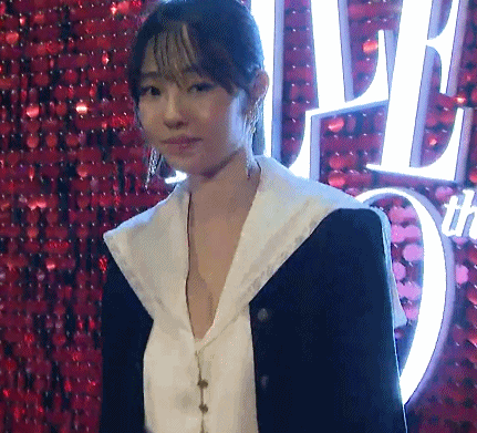 白百何表情僵硬眼神迷离,和众女星合照笑容勉强,她这