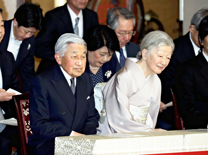 日本明仁天皇夫妇观看纪念登基30周年宫廷乐表演