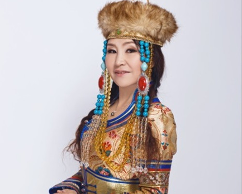 他是成吉思汗的后代,因演成吉思汗才出名,妻子的身份让人尊敬!