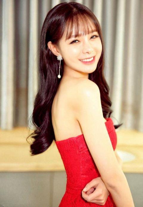 女星沈梦辰凭身材和口才被观众熟知 但她的穿衣风格更