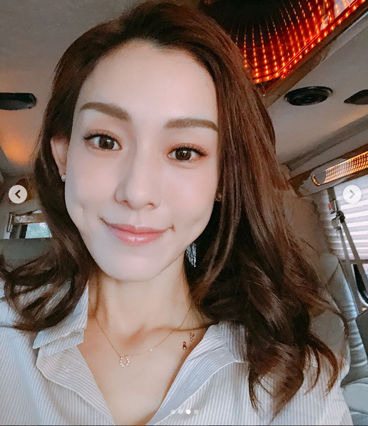 范玮琪工作中玩自拍笑容温柔 妆容清新锁骨精致迷人