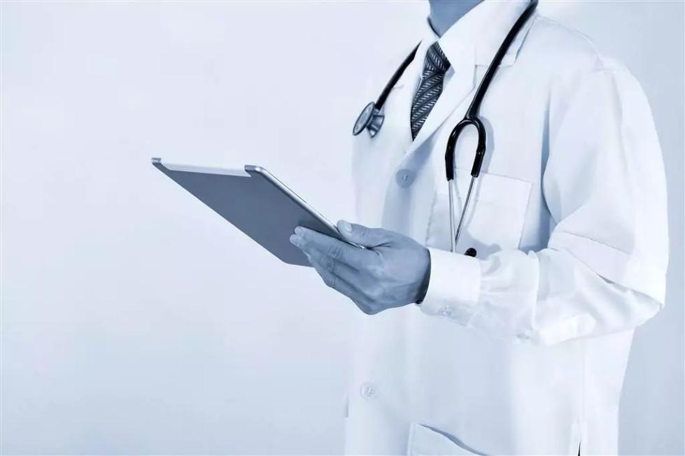 60万医学生仅10万从医,年轻人为何不愿穿"白大褂"?