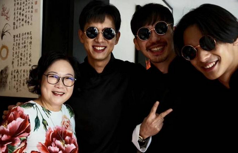 组图:网友晒李现白宇当伴郎照 二人咧嘴大笑气氛超好