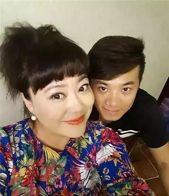 看看李菁菁年轻时的样子,其实也是不输现在的流量小花呢!