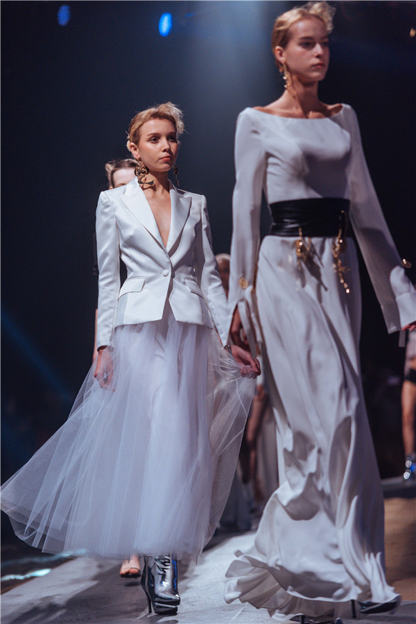 这是设计师宣佐又一力作,xuanprive33女装品牌第一季作品以轻奢常服为