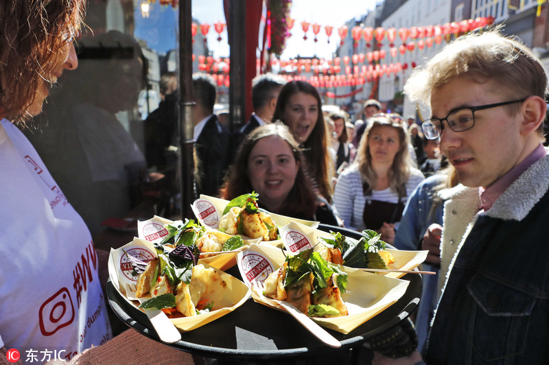 伦敦唐人街庆祝全国饺子日 英国人街头品尝中式美食