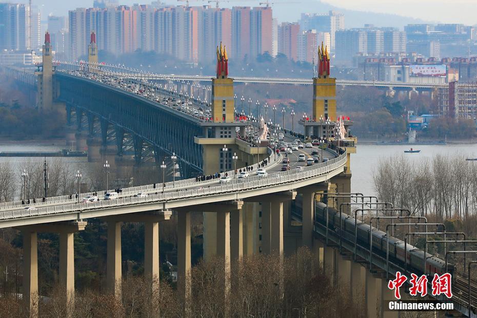 当日中午12点,封闭维修了两年多的南京长江大桥恢复通车.