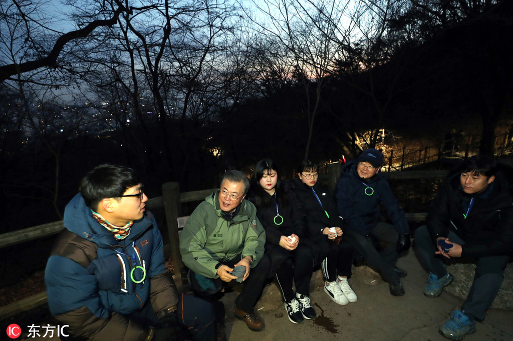 韩国总统文在寅新年首日登南山 与民众一起看