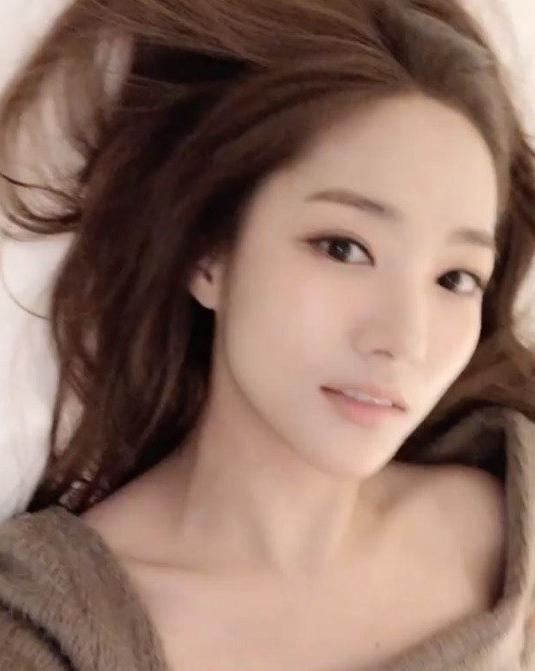 朴敏英躺在床上自拍,展示压倒性的外貌