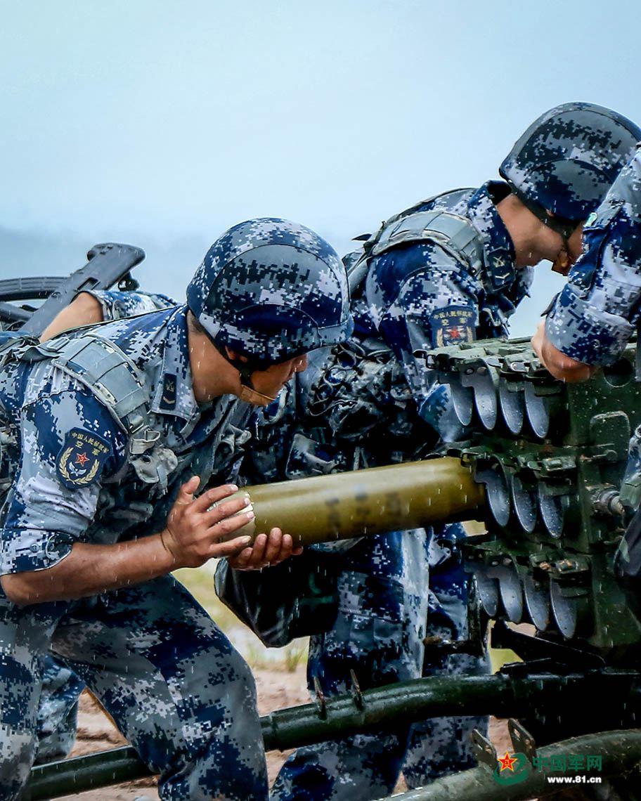 空降兵跨昼夜实弹射击 火炮在雨中呼啸