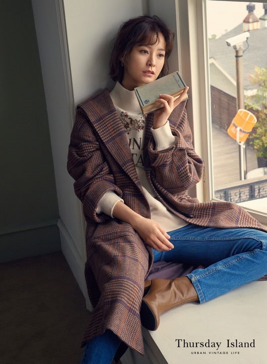组图:韩女艺人郑柔美秋冬写真曝光 大展熟女知性魅力