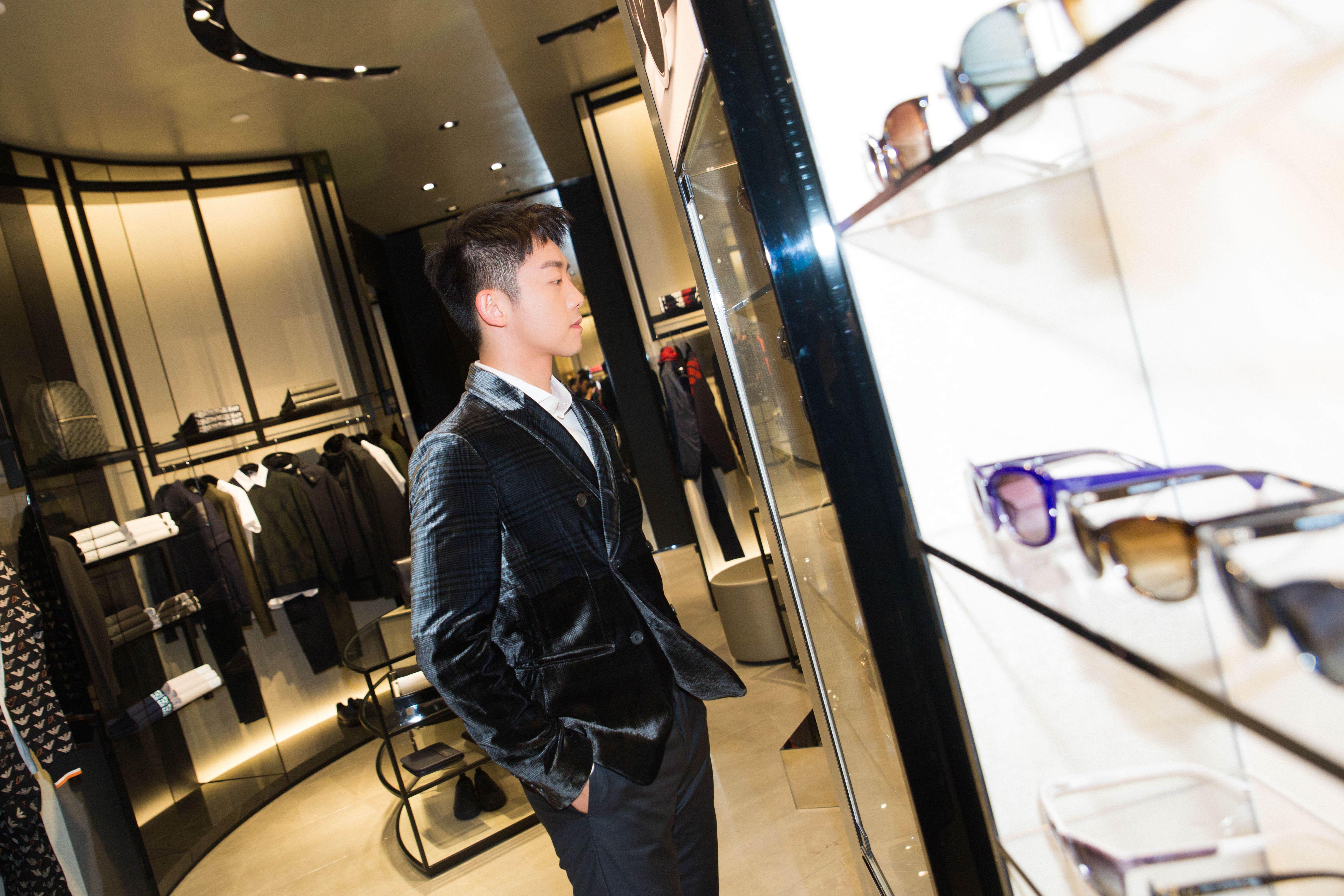 郑恺丝绒西装华贵儒雅 尽显成熟绅士风范