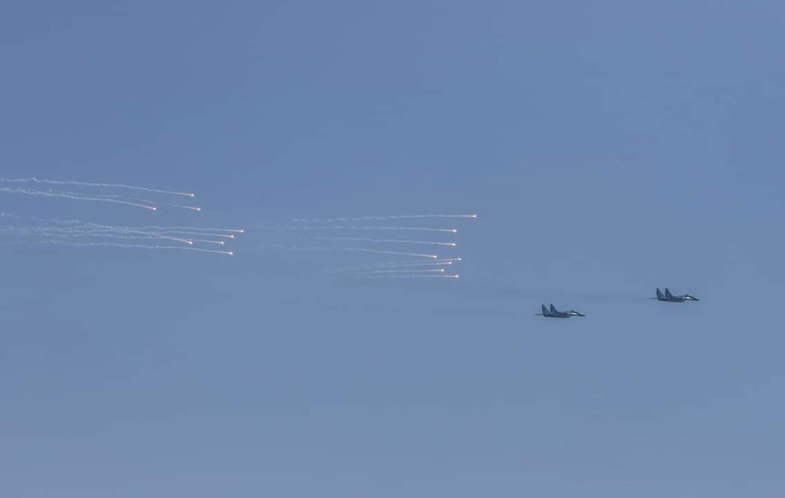 缅甸举行大规模演习 新购枭龙战机罕见空中亮