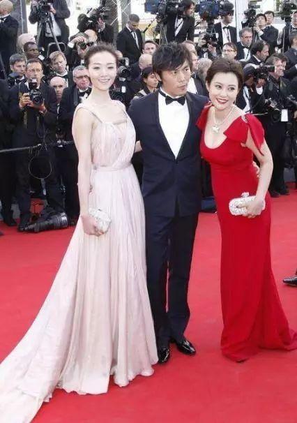 邓超前任撞上现任,孙俪和郝蕾同穿红裙,气质完全不在同一频道上!