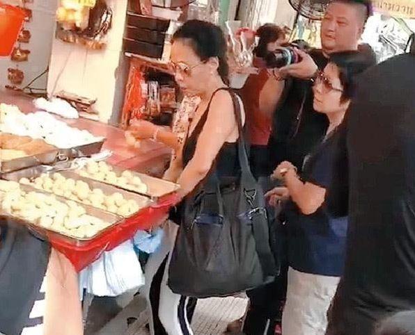 63岁周润发进水果店,带领众人吃完就走,不付钱