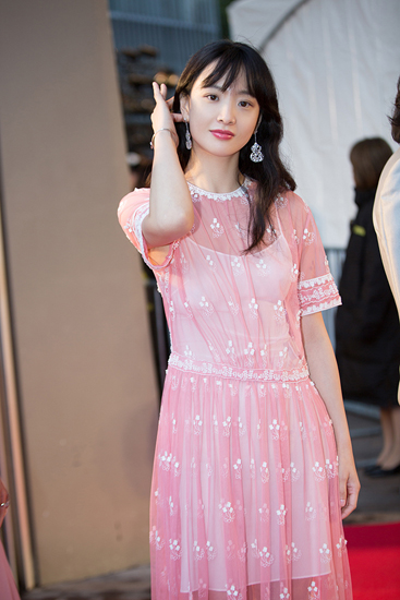 李梦亮相东京电影节红毯 2017电影时尚全面飞跃