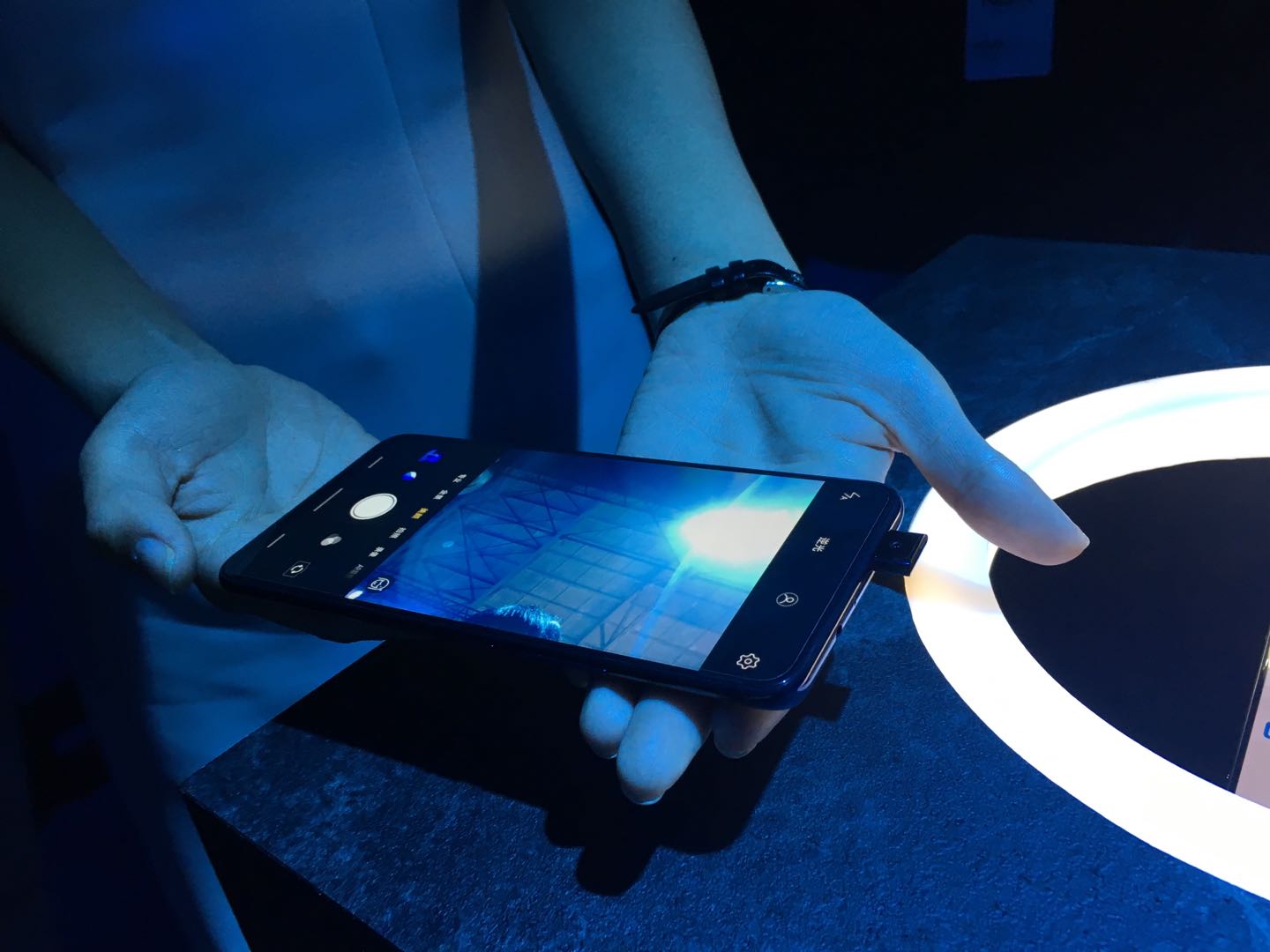 vivo发布真全面屏旗舰NEX 升降式摄像头惊艳