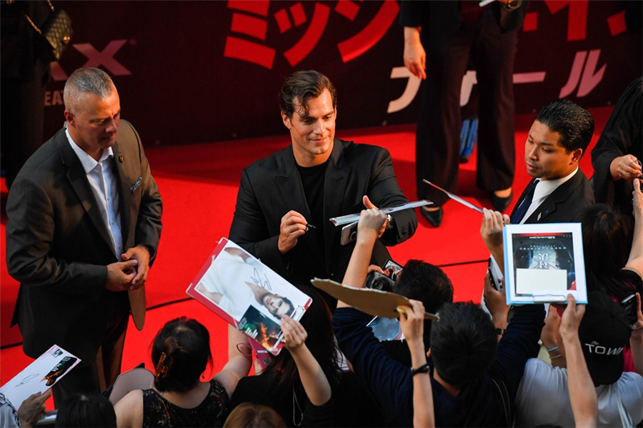 亨利红毯签名环节粉丝热情十足