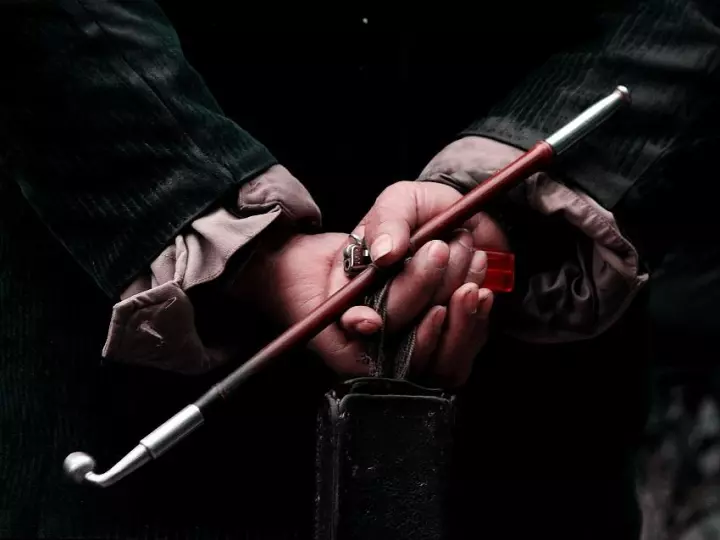 钱财的人 多是劫富济贫的大侠 身背一米多长的剑, 拿着一杆黄铜大烟枪