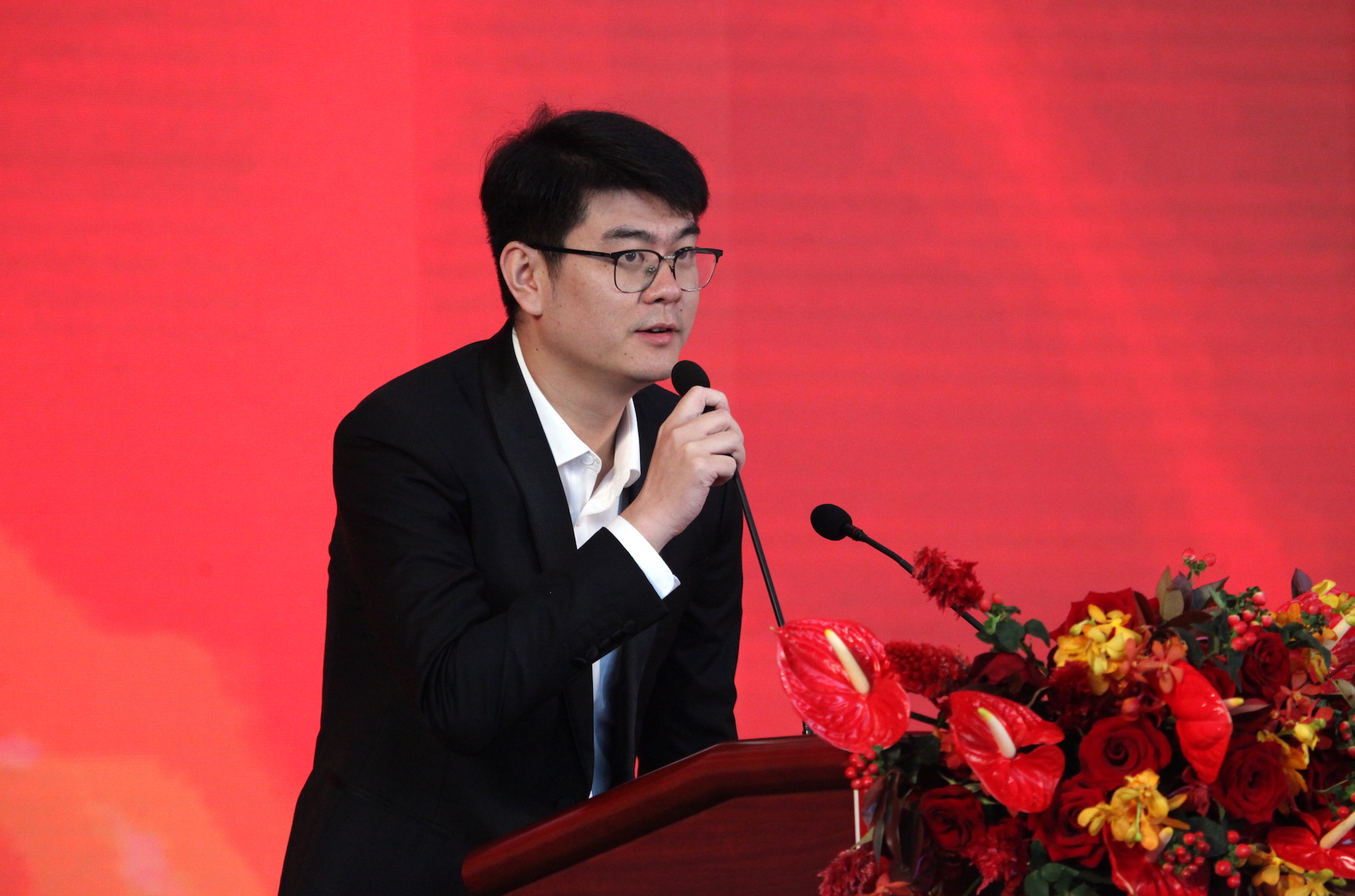 酱酒制造平台执行总裁王新玉发表演讲.(环球网记者 王玉磊摄)