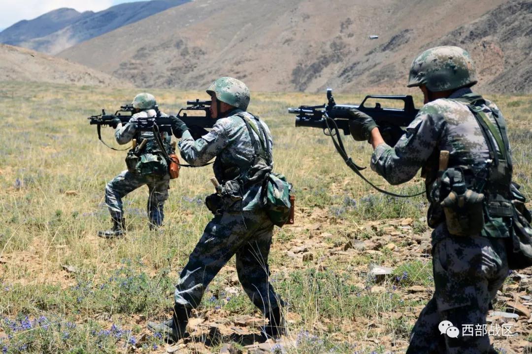 我西藏军区步兵亮出重火力 高射机枪对地扫射