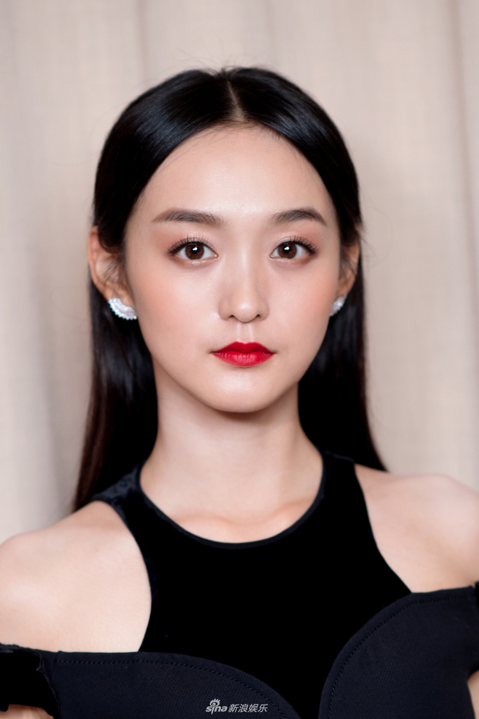 组图:何泓姗唇红齿白小秀香肩 曝《如懿传》鞭