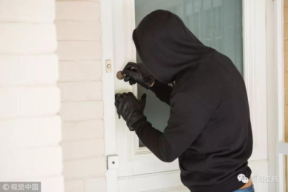 女子刚进酒店卫生间,突然被陌生男子搂住脖子!