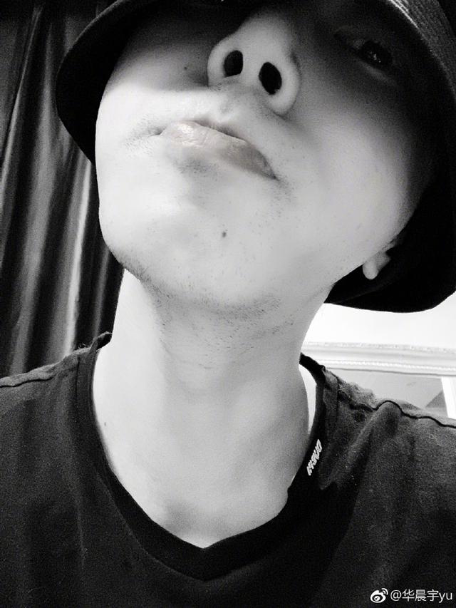 华晨宇微博上黑暗系自拍,嘟嘴自萌,网友;胡子成为最大亮点!