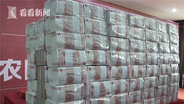 发钱啦!1800万现金堆成山 600名农民工喜笑颜开
