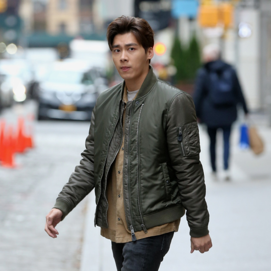 2018年1月3日,近日,美国纽约,李易峰街拍.