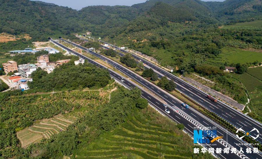这是厦蓉高速长下坡龙岩路段的道路景观(无人机拍摄).