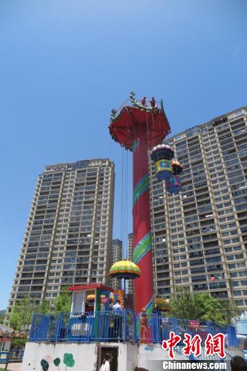 图为:3名游客被困高空。唐伟鹏 摄 图为:3名游客被困高空。唐伟鹏 摄
