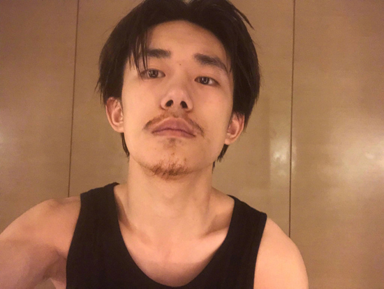 易烊千玺要变大叔? 留一个月胡子成熟许多