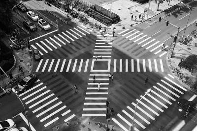 北京全向十字路口投用 提高行人过街效率