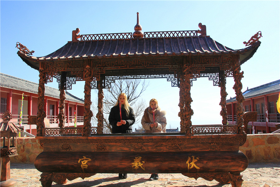 外籍美女留学生伏羲山烧香祈福 希望新年找个男朋友