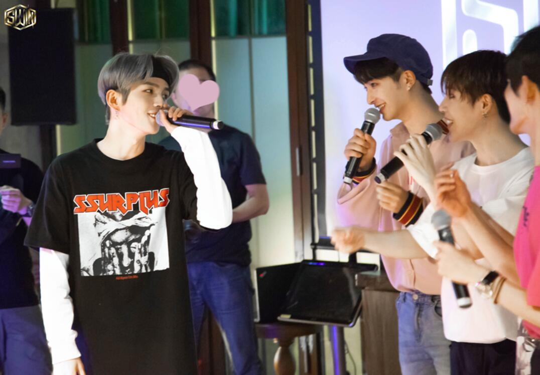 实力宠粉男团swin为粉丝开party 与粉丝面对面聊天