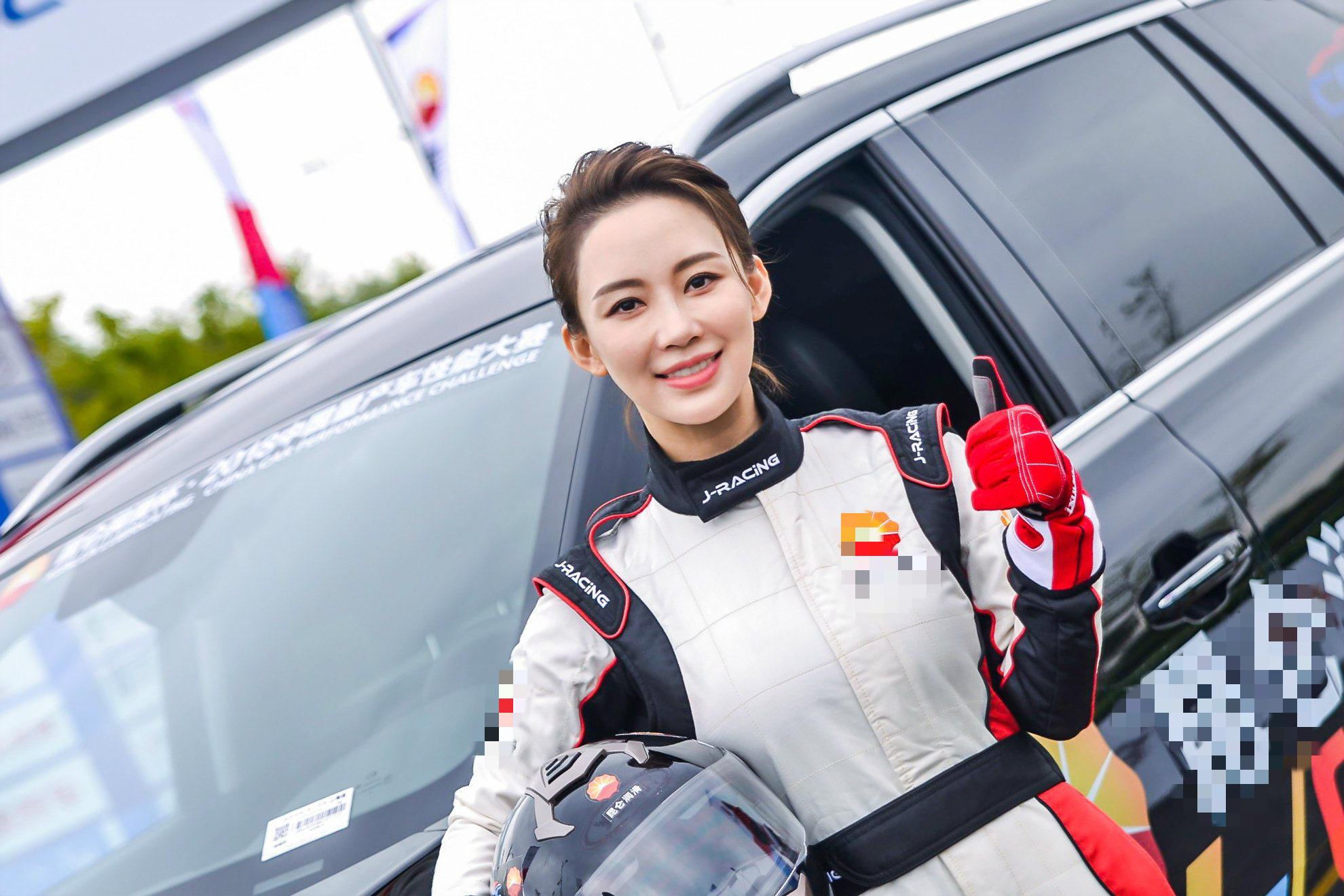 潘晓婷助力车王争霸 车手服遮不住好身材